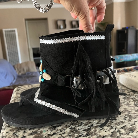 Brand new, never worn gladiator style sandals. Rare! Gorgeous, sueded. Size 6.5 - Picture 10 of 13